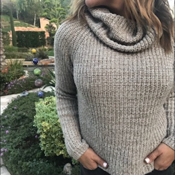 Beige/Cream Cropped Turtleneck Sweater - Picture 2 of 3